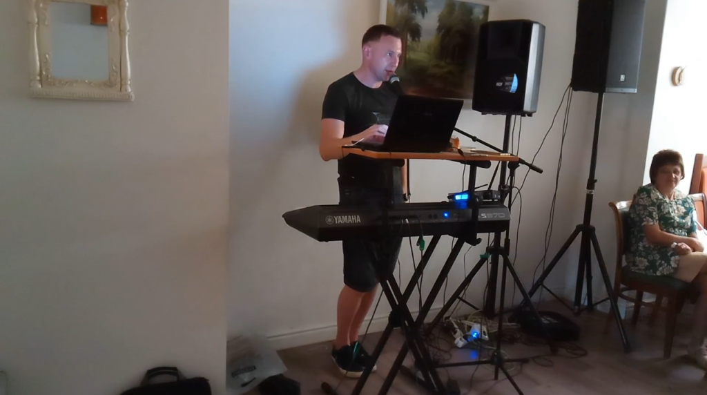 Vestuvių muzikantai gyvai dainuoja groja 2018 nebrangiai karaoke